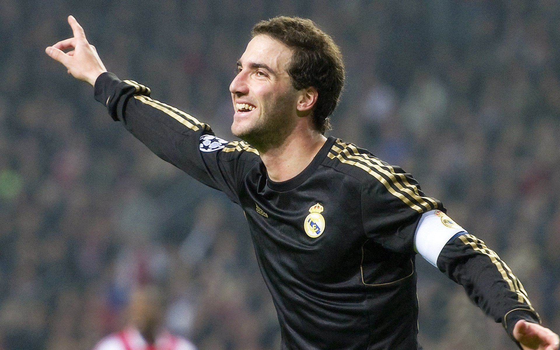 爱游戏娱乐网址-浓眉带伤出战湖人带动全队节奏，湖人队的浓眉伤势怎么样